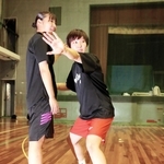 マークマン（左）にパスが通らないように場所を取り、腰を落としていつでも動けるように構える