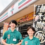 特殊詐欺の被害を防いだ八木美夕さん（右）と志水優さん＝セブン－イレブン宍粟市役所前店
