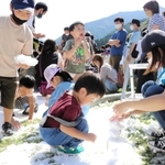 雪遊びを楽しむ子どもたち＝２０２１年１０月、ヨーデルの森