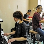 息の合った演奏を披露する（右から）日生貴之さん、井上充隆さん、岸元大周さん＝赤穂化成ハーモニーホール