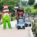 電動車いすレースのご当地キャラ部門に出場するかっぱのガジロウとサラセニアの妖怪・健美（ケミィ、左）＝福崎町提供
