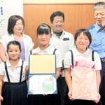 のじぎく賞を受けた可藤唯羽さん（前列中央）と心羽さん（同右）。両親と妹の前で誇らしげだった＝たつの市龍野町富永、たつの署