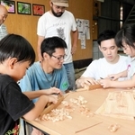 間伐材をつかってお箸作りに取り組む参加者＝佐用町平福