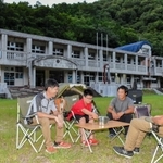 旧千種北小学校を活用した「ちくさ放課後キャンプ場」を開設した西中徳生さん（左）ら＝宍粟市千種町西河内
