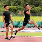 右足で着地（左）の瞬間に反発力を体で感じ取り、すぐさま腕を振って前へ駆け出す（２枚を合成）