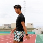 スキップの着地後、左手を後ろから前へ動かす際、左足の外側を通過する瞬間が最も力が入り「肩を入れる」タイミング