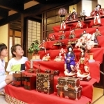 豪華な七段飾りが設置された会場＝室津海駅館