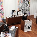 議場で登壇し、発言する服部千秋町長＝太子町鵤