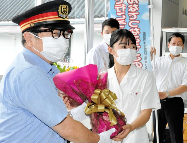 船引俊和駅長に花束を贈る赤穂高生ら＝ＪＲ播州赤穂駅