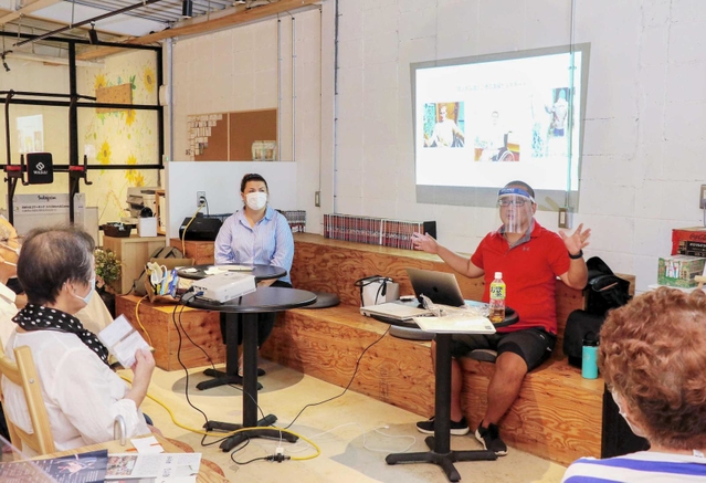 ウクライナの現状や避難民の受け入れ支援について語る小野一馬さんとヤーナさん＝佐用町佐用