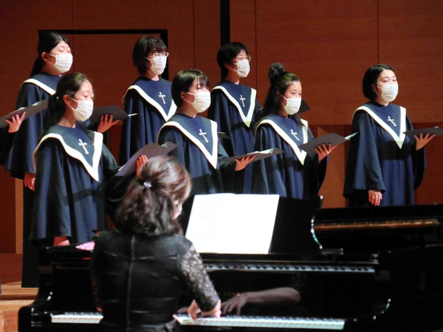 【「幻の歌」など合唱】露風の歌曲を合唱する遺愛女子中高音楽部の生徒ら＝函館市五稜郭町、市芸術ホール