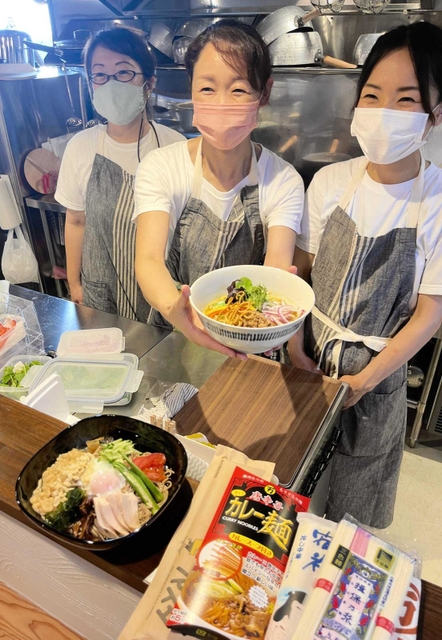 自社製造の揖保乃糸など乾麺も販売する「麺乃家」＝たつの市龍野町旭町