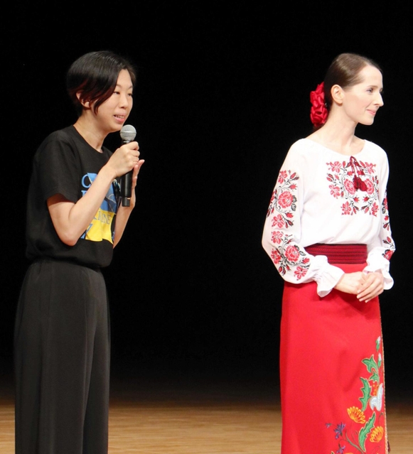 たつの市出身の作曲家佐藤未知瑠さん（左）。音楽仲間として兵庫公演を主催した