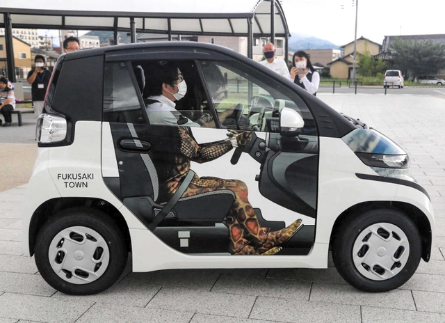 運転者の体がガジロウに変身して見える＝ＪＲ福崎駅前