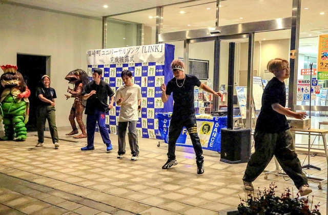 ダンス曲「ＬＩＮＫ」で踊る耳が不自由なダンサーと神戸医療未来大学の学生ら＝福崎町役場