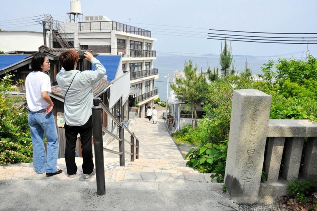 伊和都比売神社から海辺へと向かう「きらきら坂」＝赤穂市御崎