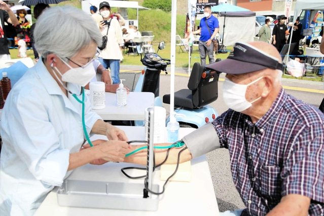 「ピットイン」では血圧測定やもち麦食による栄養補給も＝福崎町西田原