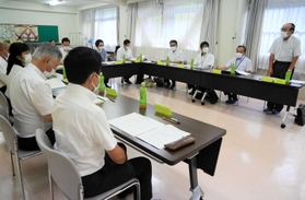 福崎高、夢前高の統合について議論する検討委員会のメンバー＝夢前高