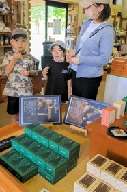 「神河こおろぎあられ」を試食する親子＝ヨーデルの森