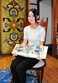 絵本「あこのとくとうせき」を作り、赤穂緞通の織り手を目指す廣津真由さん＝弥生工房集い