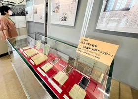 三木露風の戦時下の直筆や本紙連載紙面が並ぶ展示＝霞城館