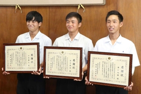 署長感謝状を受け取った（左から）山本瀬人さん、金谷奏志さん、溝口大稀さん＝相生産業高校