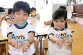 グッズを作った矢野川幼稚園の園児ら＝相生市若狭野町