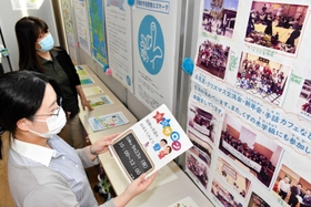 手話に関する普及啓発活動を紹介する展示＝宍粟市役所