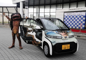 かっぱのガジロウをデザインした電動レンタカー＝ＪＲ福崎駅前