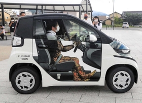 運転者の体がガジロウに変身して見える＝ＪＲ福崎駅前