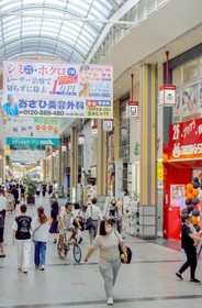 基準地価が中・西播磨トップだった姫路駅北側の商店街。空き店舗への新規出店もみられる＝姫路市駅前町