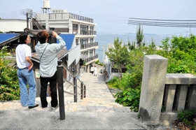 伊和都比売神社から海辺へと向かう「きらきら坂」＝赤穂市御崎