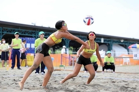 第７７回国民体育大会「いちご一会とちぎ国体」のビーチバレー少年女子で準優勝した龍野北高校３年の神原花名子さん（左）と福井彩夏さんのペア＝栃木県足利市（龍野北高校提供）
