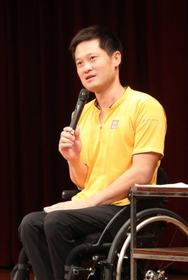 「テニスはどんな心境で打つかが勝負を左右する」と語る国枝慎吾さん＝上郡町生涯学習支援センター