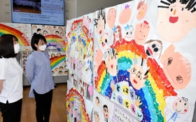 地域のお年寄りへの感謝を込め、未就学児が制作した作品＝宍粟市役所