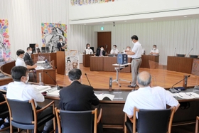 服部千秋・太子町長に対する不信任決議案で投票する町議＝２６日午後、太子町議会議場（撮影・大山伸一郎）