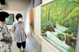 力作が集まった神崎郡美術協会展＝神河町中央公民館