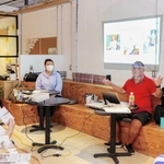 ウクライナの現状や避難民の受け入れ支援について語る小野一馬さんとヤーナさん＝佐用町佐用