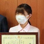 署長感謝状を受け取った渋谷佳奈さん＝たつの署