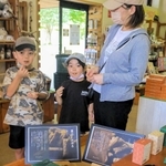 「神河こおろぎあられ」を試食する親子＝ヨーデルの森