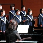 【「幻の歌」など合唱】露風の歌曲を合唱する遺愛女子中高音楽部の生徒ら＝函館市五稜郭町、市芸術ホール