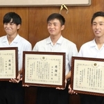 署長感謝状を受け取った（左から）山本瀬人さん、金谷奏志さん、溝口大稀さん＝相生産業高校