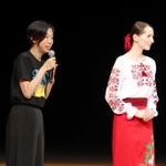 たつの市出身の作曲家佐藤未知瑠さん（左）。音楽仲間として兵庫公演を主催した