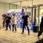 ダンス曲「ＬＩＮＫ」で踊る耳が不自由なダンサーと神戸医療未来大学の学生ら＝福崎町役場