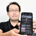 公式動画チャンネルの画面を示す高砂賢一係長＝赤穂市役所