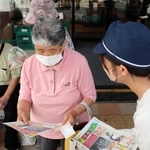 スーパーの買い物客にビラを配り、情報提供を呼びかける警察官＝たつの市新宮町新宮