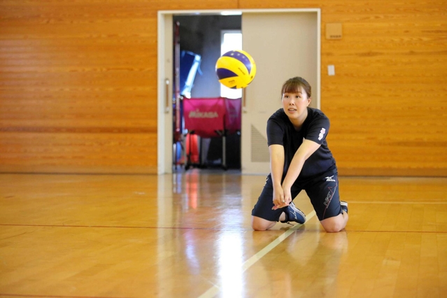 膝をついてレシーブすることで上半身の動きに意識を集＝姫路市南八代町