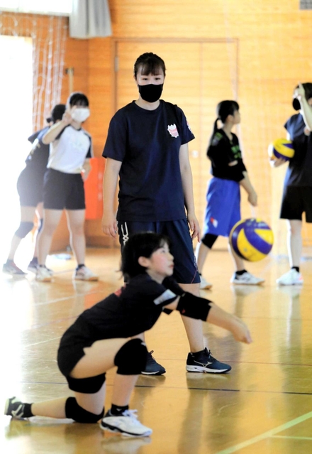 アカデミー生のレシーブを見守る筒井ヘッドコーチ＝姫路市南八代町