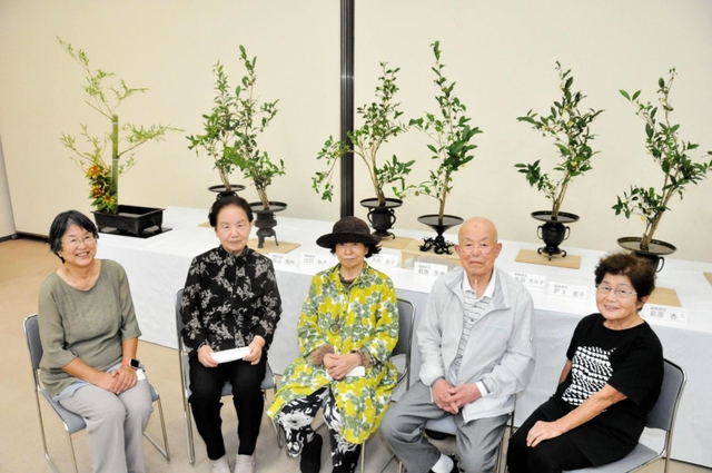 最後の生け花展を開いた赤穂市華道連盟５社中の代表＝赤穂市中広