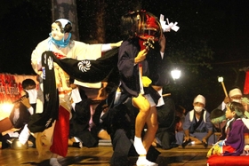 宵宮では那波八幡神社に到着しただんじりの上で獅子舞が披露された＝１日夜、相生市那波本町